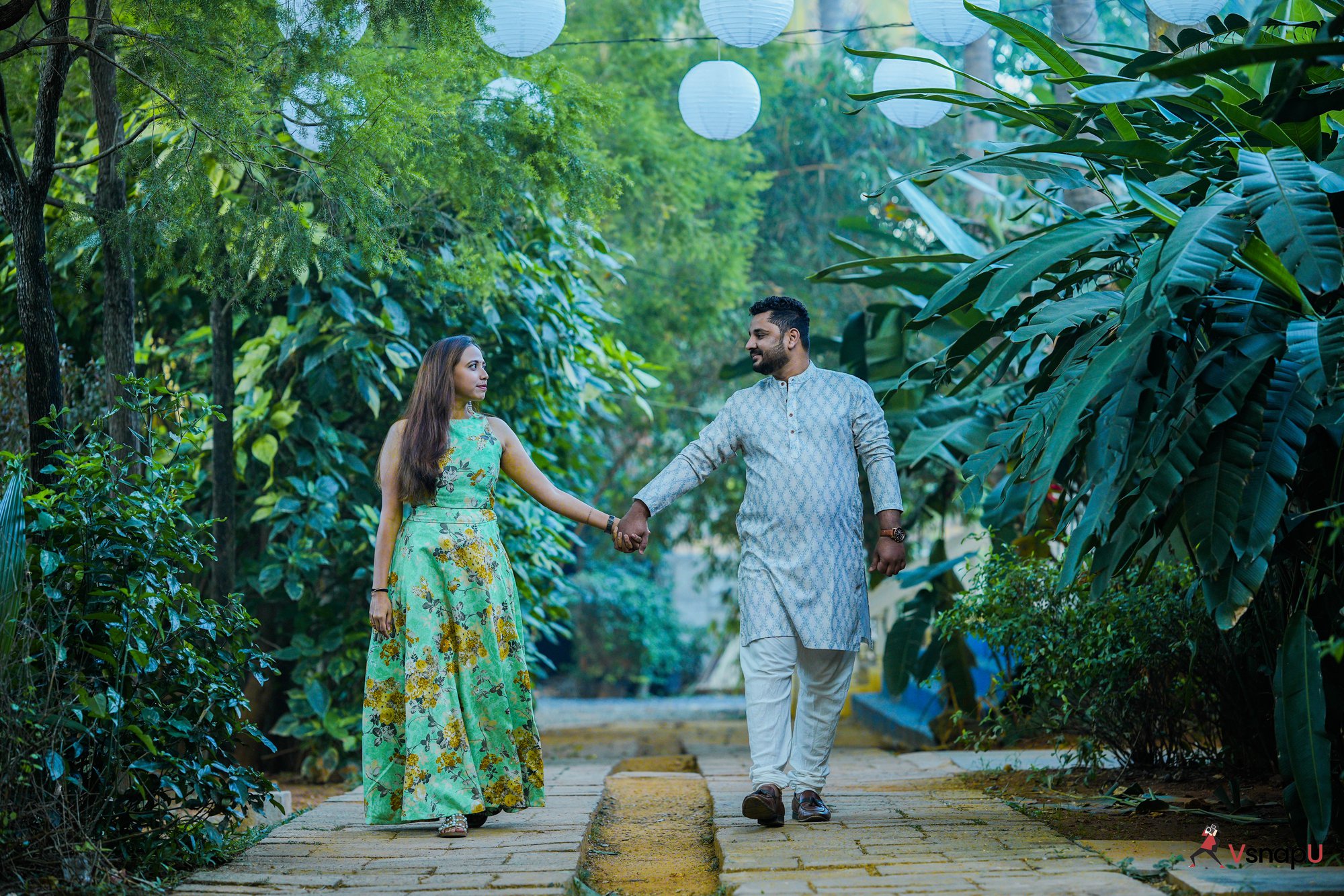 Picturesque garden backdrop for a sweet couple photoshoot